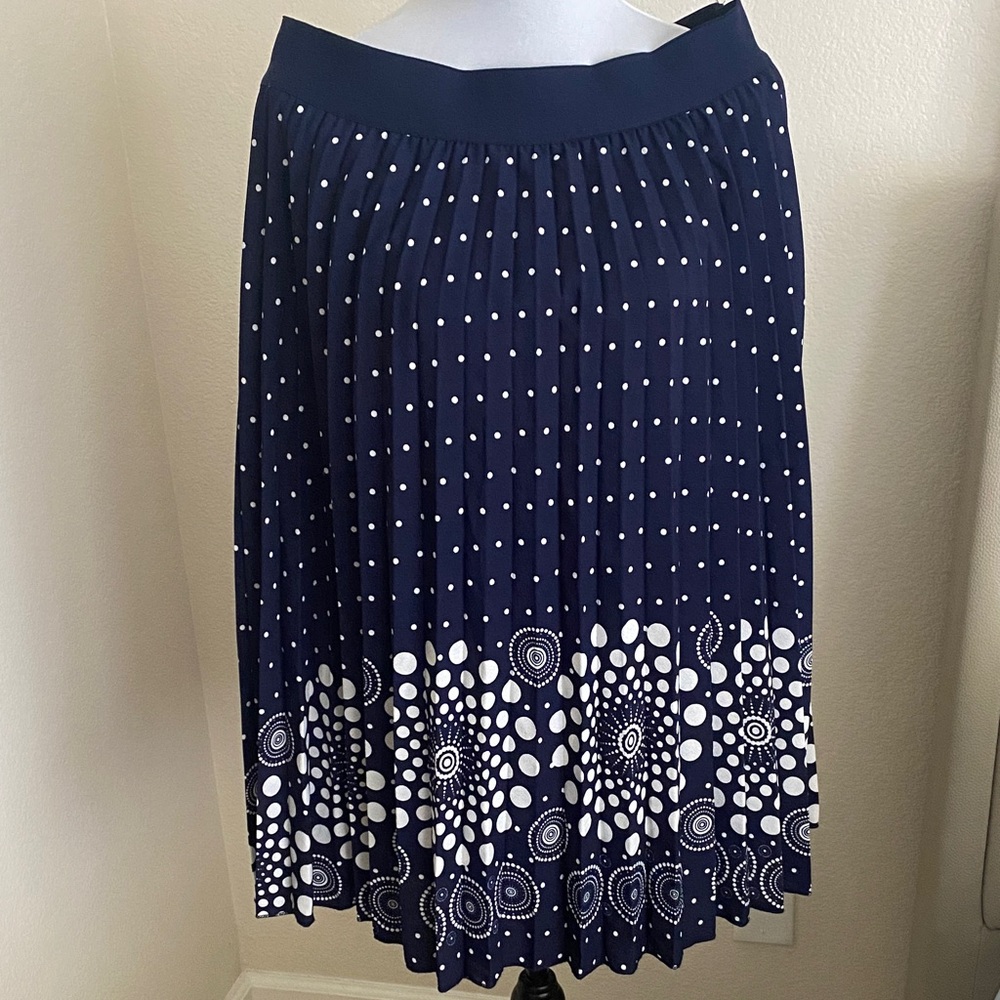 Chic Navy Pleated Skirt with White Dots